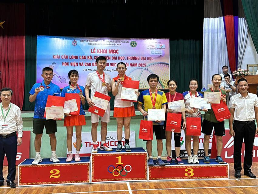 CHÚC MỪNG ĐỘI TUYỂN CẦU LÔNG ĐẠI HỌC KINH TẾ QUỐC DÂN ĐẠT THÀNH TÍCH XUẤT SẮC TẠI GIẢI CẦU LÔNG CÁN BỘ, SINH VIÊN KHU VỰC HÀ NỘI 2025 