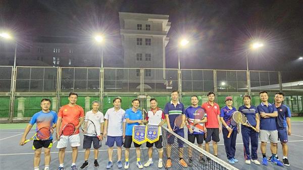 Giao lưu Tennis: CLB VC - NLĐ Trường ĐH KTQD và CLB UBND Quận Hoàng Mai