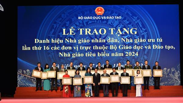 ​Trao tặng danh hiệu NGND, NGƯT, nhà giáo tiêu biểu để tôn vinh nghề dạy học