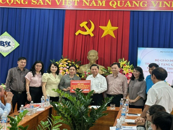 Công đoàn Giáo dục Việt Nam phối hợp với Bộ Giáo dục và Đào tạo thăm hỏi, động viên và hỗ trợ ngành Giáo dục tỉnh Đắk Lắk bị ảnh hưởng, thiệt hại do cơn bão số 13 gây ra