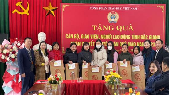 Công đoàn Giáo dục Việt Nam tổ chức thăm hỏi và tặng quà cho giáo viên tỉnh Bắc Giang