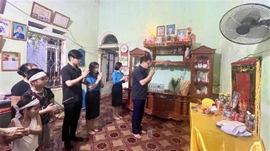 Đại diện Ban Cán sự Đảng Bộ GD&ĐT, Công đoàn Giáo dục Việt Nam thăm hỏi gia đình cô giáo Mai Thị Yến