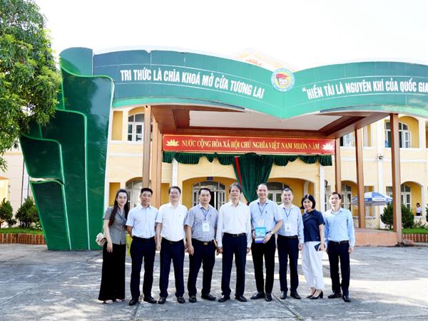Lãnh đạo Đại học gặp gỡ, động viên đội ngũ cán bộ giảng viên đang thực hiện nhiệm vụ tại tỉnh Hà Nam trước kỳ thi tốt nghiệp THPT năm 2025