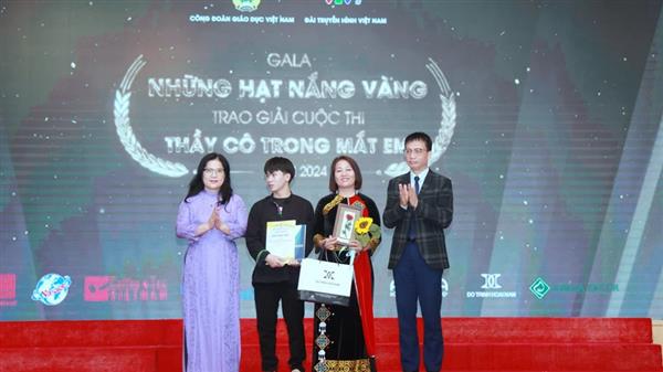 Xúc động những hình ảnh về thầy cô giáo trong mắt học sinh