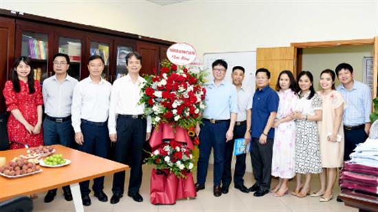 Lãnh đạo Trường thăm và chúc mừng các đơn vị nhân kỷ niệm 98 năm ngày Báo chí cách mạng Việt Nam