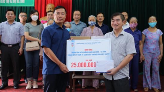 Lãnh đạo Nhà trường thăm hỏi và tặng quà Trung tâm điều dưỡng người có công - tỉnh Hà Tĩnh