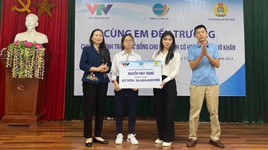 (GD&TĐ) Công đoàn Giáo dục Việt Nam trao học bổng cho học sinh nghèo Bắc Ninh