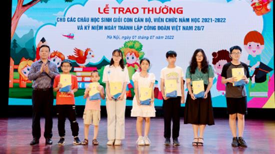 Lễ trao thưởng cho các cháu học sinh giỏi con cán bộ, viên chức năm học 2021-2022 và kỷ niệm Ngày thành lập công đoàn Việt Nam 28/7