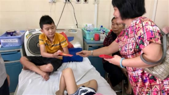 Chương trình “Trao yêu thương” phát quà cho các cháu nhỏ tại Bệnh viên K – Tân Triều