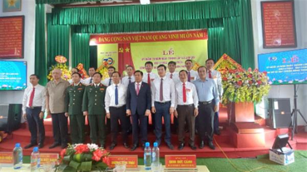 Trường Đại học Kinh tế Quốc dân chúc mừng xã Lam Cốt nhân dịp kỷ niệm 70 năm thành lập và đón nhận chuẩn nông thôn mới nâng cao