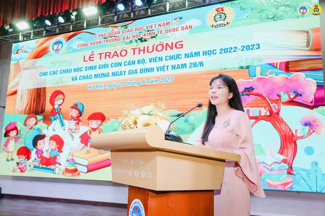 TS. Lê Thị Thu Hương - Trưởng Ban nữ công Công đoàn Trường báo cáo tổng kết kết quả học tập của con cán bộ, viên chức năm học 2022-2023