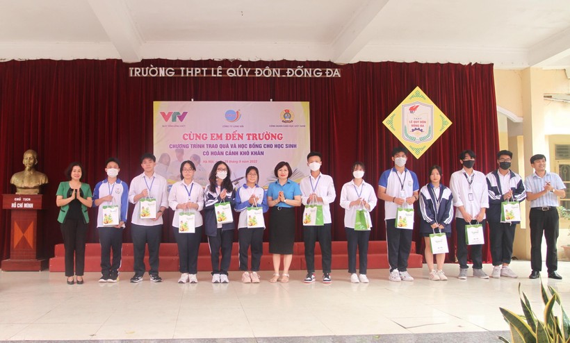 Lãnh đạo Công đoàn Giáo dục Việt Nam, Công đoàn ngành Giáo dục Hà Nội cùng Quỹ Tấm lòng Việt trao quà cho các em học sinh.