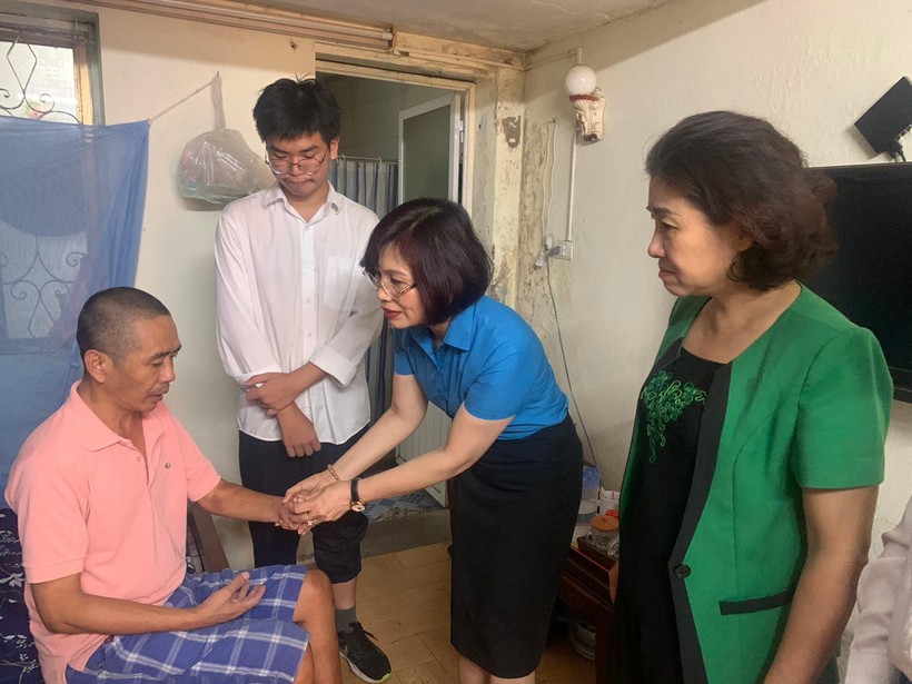 Phó Chủ tịch Công đoàn Giáo dục Việt Nam Đặng Hoàng Anh đến thăm gia đình em Nguyễn Duy Phong.