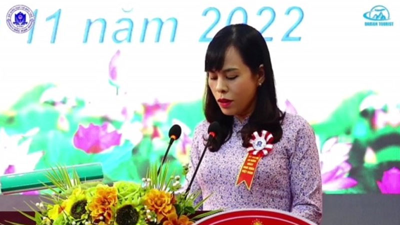 Cô giáo Nguyễn Thị Thanh Hà thay mặt đội ngũ nhà giáo toàn tỉnh phát biểu cảm tưởng tại buổi Lễ kỉ niệm 40 năm ngày Nhà giáo Việt Nam 20/11 vừa qua do Sở GD&ĐT tổ chức