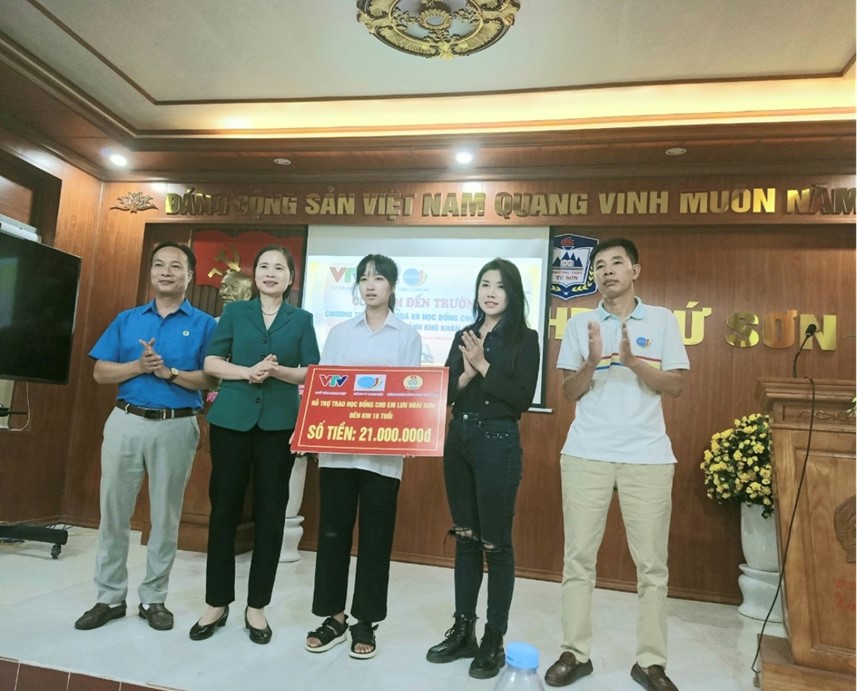   Đ/c Nguyễn Thị Bích Hợp - Phó Chủ tịch CĐGD Việt Nam trao học bổng cho em Lưu Hoài Sơn