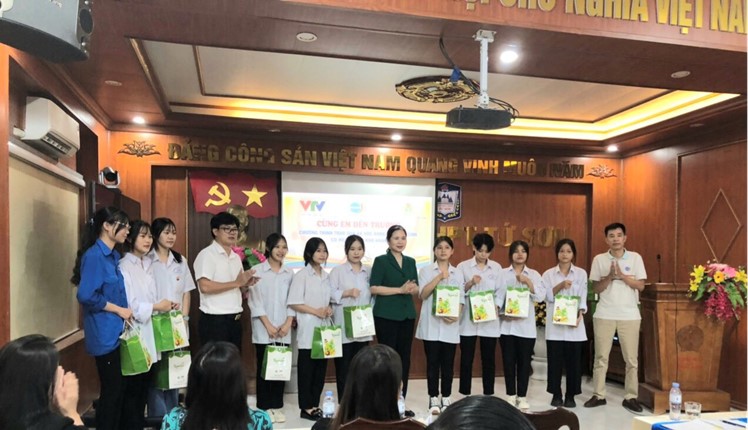 Dự án trao quà cho các em học sinh Trường THPT Tứ Sơn