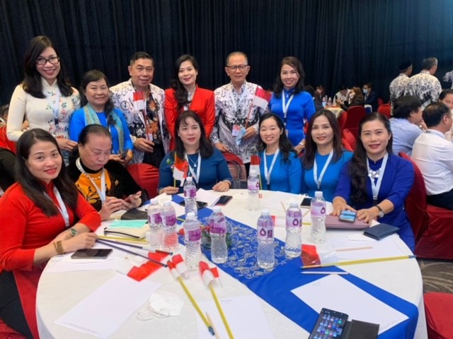 Đại biểu CĐGD Việt Nam chụp ảnh lưu niệm với đại biểu các nước tại Hội nghị