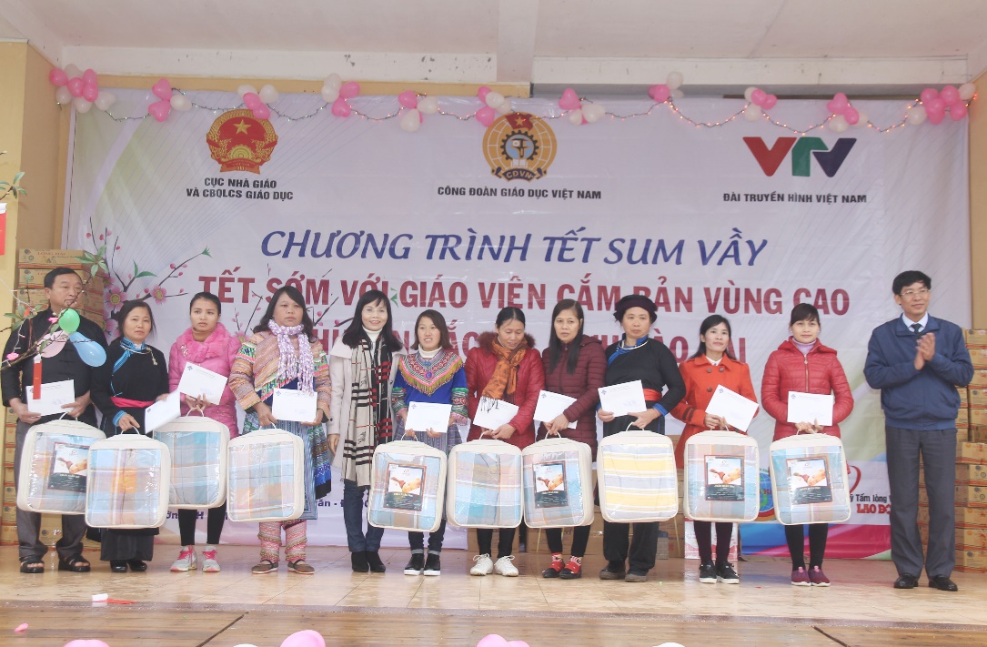 PGS.TS Trần Thị Vân Hoa – Phó Hiệu trưởng, tham dự chương trình Tết Sum Vầy cùng Công đoàn Giáo dục Việt Nam tại Lào Cai năm 2017