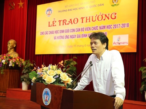 PGS.TS Phạm Hồng Chương, Phó Hiệu trưởng chúc mừng thành tích của các con trong năm học 2017-2018