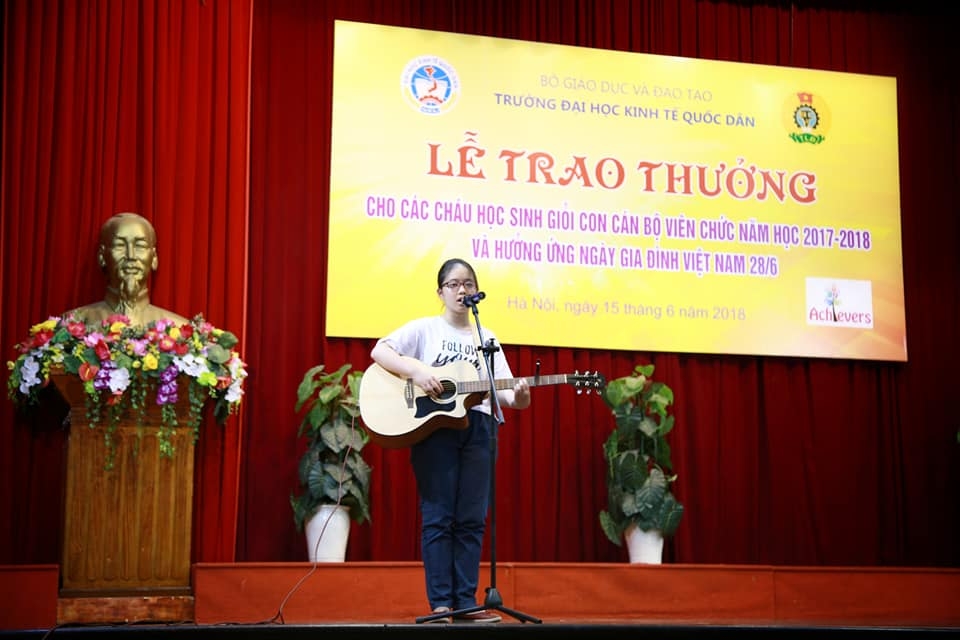 Cháu Nguyễn Thảo Nguyên – con của chị Phạm Thị Thủy (Viện Kế toán Kiểm toán) anh Nguyễn Hữu Đồng (Văn phòng Đảng – Đoàn thể) vừa hát vừa đệm đàn Guitar