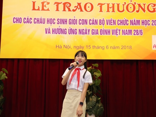 Bạn Hà My – con của chị Bùi Thị Sen (Trung tâm Thông tin Thư viện) biểu diễn bài hát “Vui đến trường”