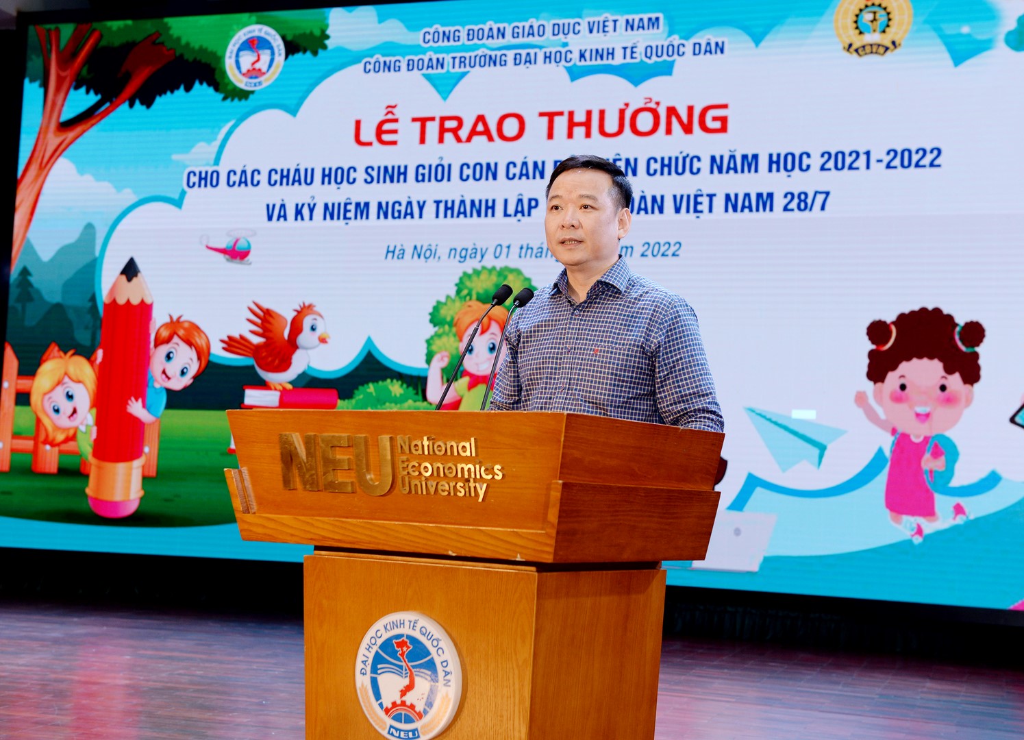 Lễ trao thưởng cho các cháu học sinh giỏi con cán bộ, viên chức năm học 2021-2022 và kỷ niệm Ngày thành lập công đoàn Việt Nam 28/7 1