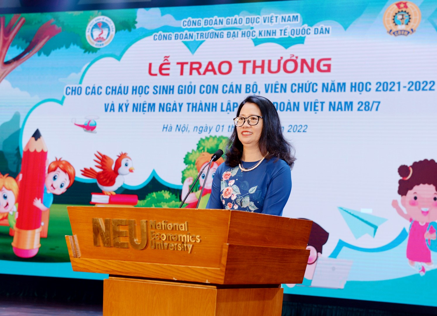 PGS.TS Phạm Thị Huyền - Trưởng ban nữ công Công Đoàn trường báo cáo tổng kết kết quả học tập của con cán bộ, giảng viên, nhân viên năm học 2021-2022
