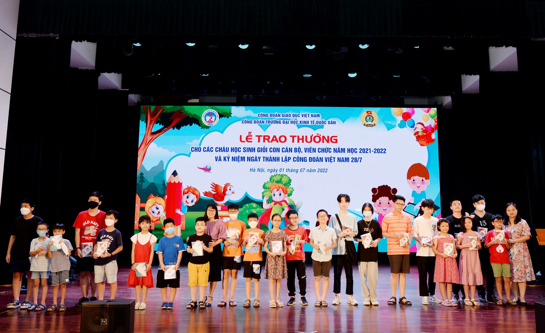 Lãnh đạo Nhà trường và đại diện lãnh đạo các đơn vị trao thưởng cho các con 5