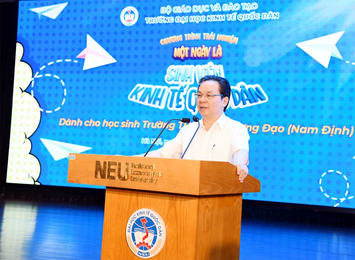 GS.TS Hoàng Văn Cường - Phó Hiệu trưởng Trường ĐH KTQD phát biểu