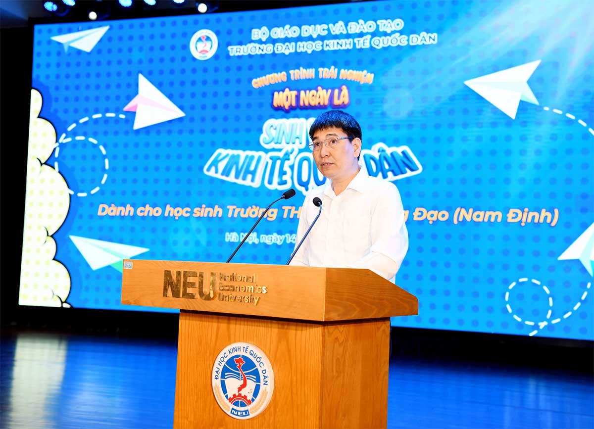 Thầy Nguyễn Duy Phương - Bí thư chi bộ, Hiệu trưởng Trường THPT Trần Hưng Đạo phát biểu