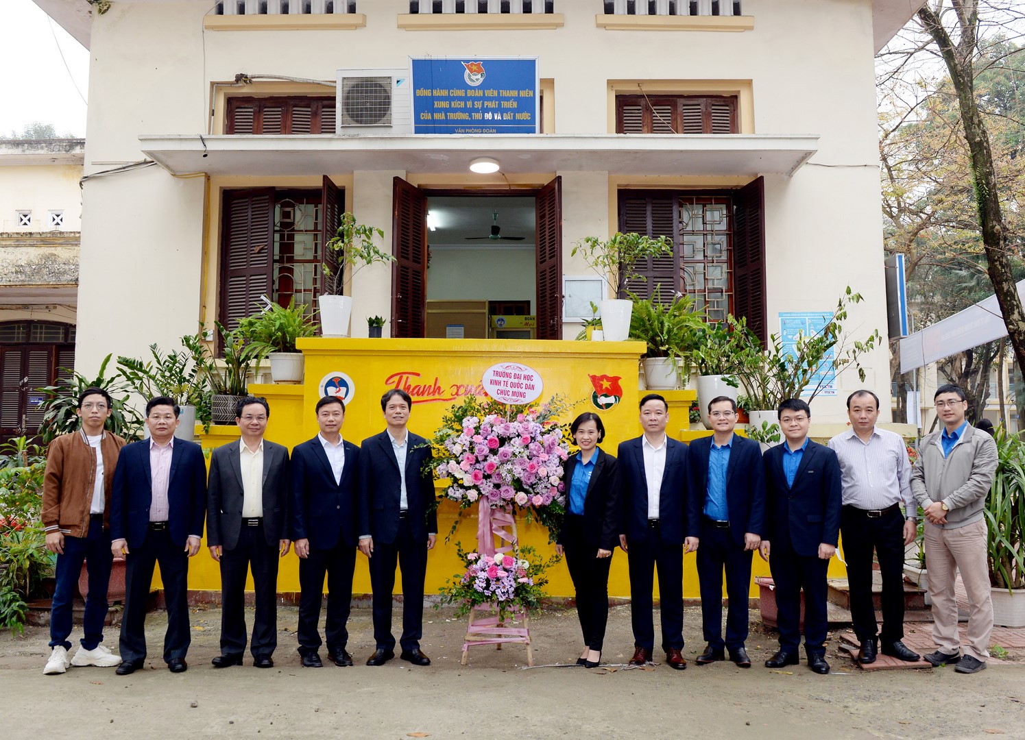 Lãnh đạo Nhà trường tặng hoa và chụp ảnh lưu niệm cùng các cán bộ Đoàn viên tại văn phòng Đoàn Thanh niên của Trường