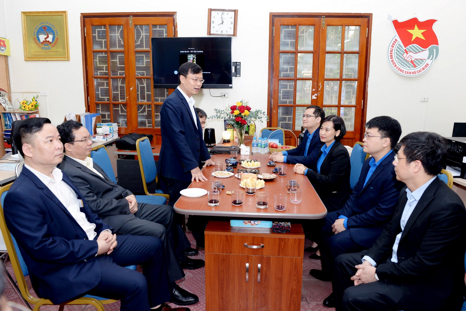 PGS.TS Bùi Đức Thọ – Bí thư Đảng uỷ, Chủ tịch Hội đồng trường chúc mừng các cán bộ Đoàn viên tại buổi gặp mặt