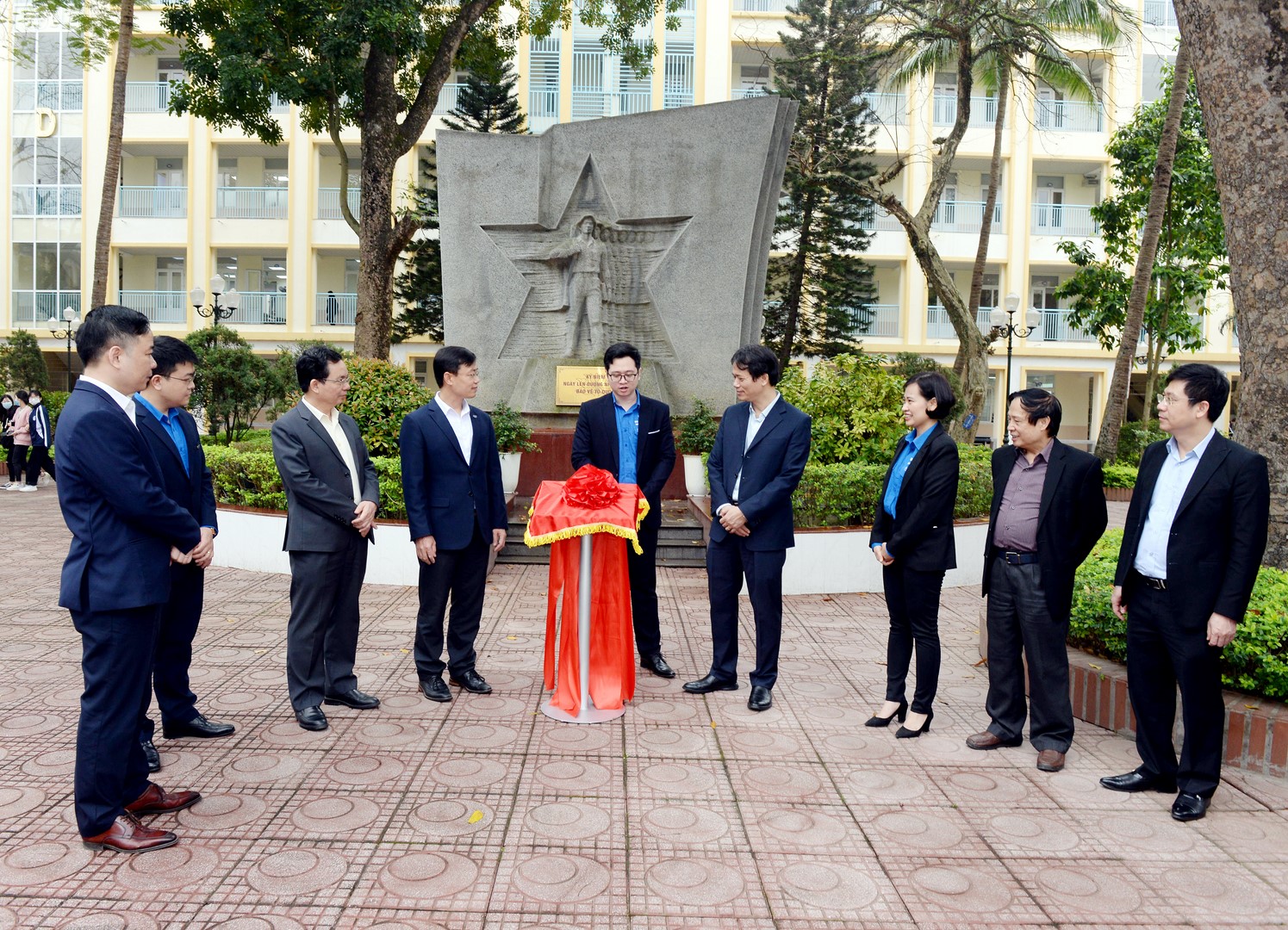 Lãnh đạo Nhà trường thực hiện nghi thức khánh thành bảng mã QR-code 2