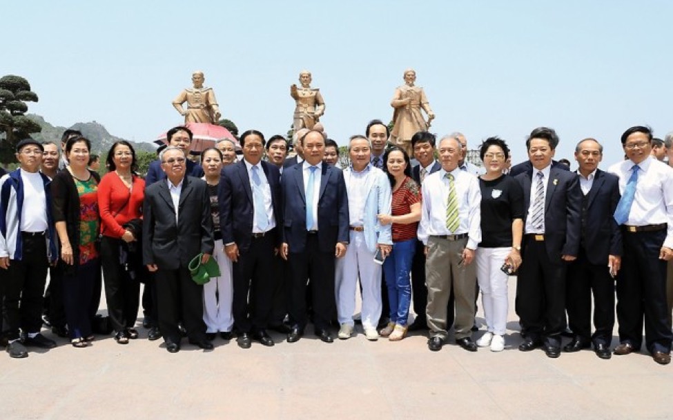 Thủ tướng Chính phủ Nguyễn Xuân Phúc và đoàn cựu sinh viên Trường ĐH Kinh tế Quốc dân dâng hương tại Khu di tích Bạch Đằng Giang. Ảnh: Duy Thính - Báo Hải Phòng