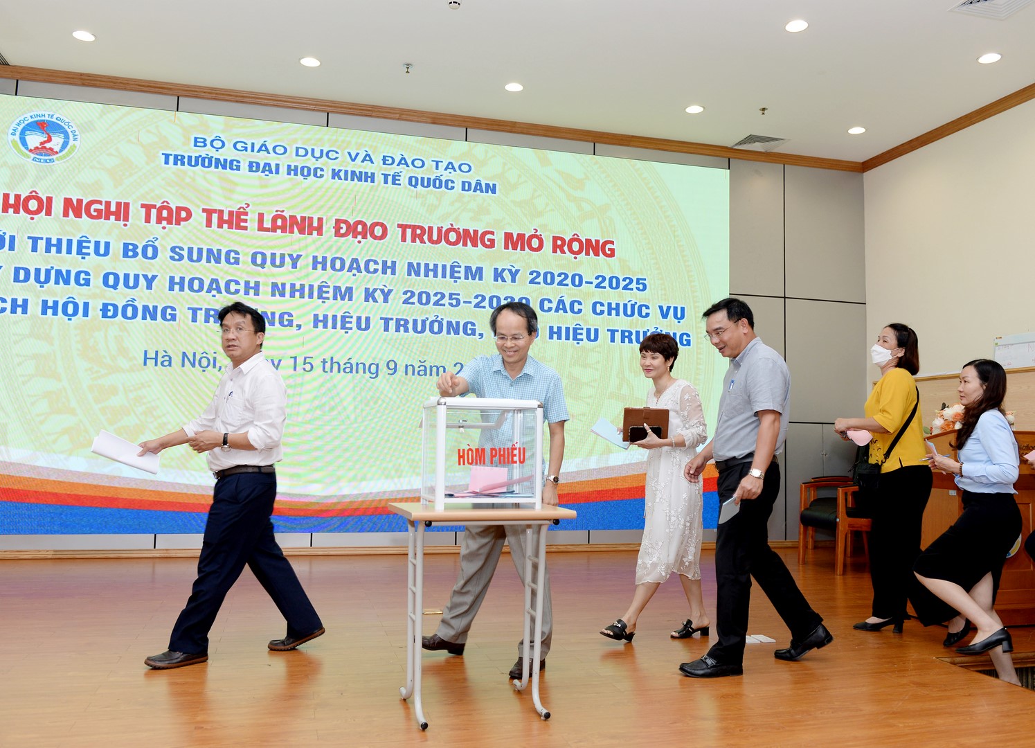 Các đại biểu tham dự Hội nghị tiến hành bỏ phiếu 1