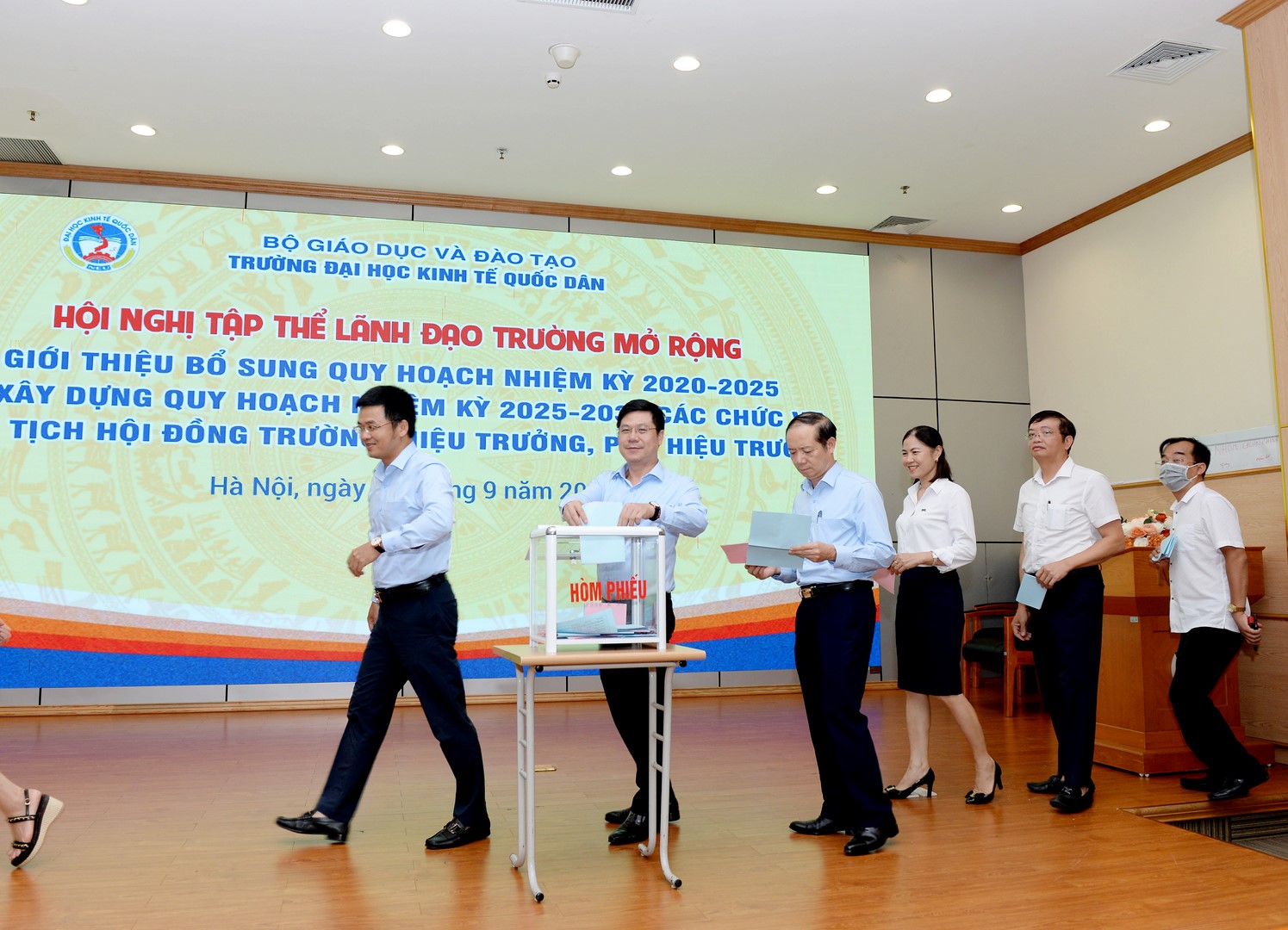 Các đại biểu tham dự Hội nghị tiến hành bỏ phiếu 2