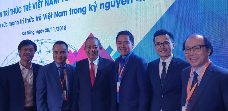 PGS. TS Đỗ Anh Đức chụp ảnh lưu niệm cùng Phó Thủ tướng Trương Hòa Bình (thứ 2 từ trái sang)