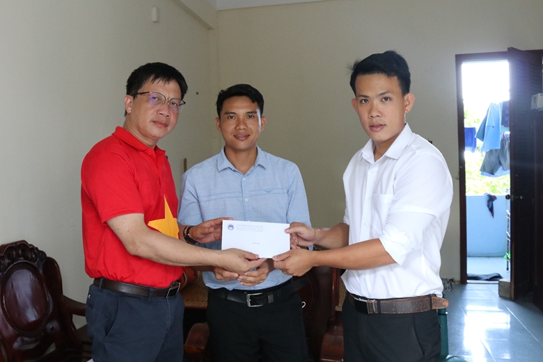 Ông Nguyễn Ngọc Ân, Chủ tịch Công đoàn Giáo dục Việt Nam trao quà của Bộ trưởng Bộ GD& ĐT và của Công đoàn Giáo dục Việt Nam cho hai thầy giáo ở đảo Sinh Tồn 