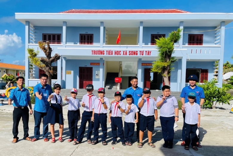 Ông Nguyễn Ngọc Ân, Chủ tịch Công đoàn Giáo dục Việt Nam (thứ 2 từ trái qua), thăm hỏi động viên thầy trò Trường Tiểu học xã Song Tử Tây 