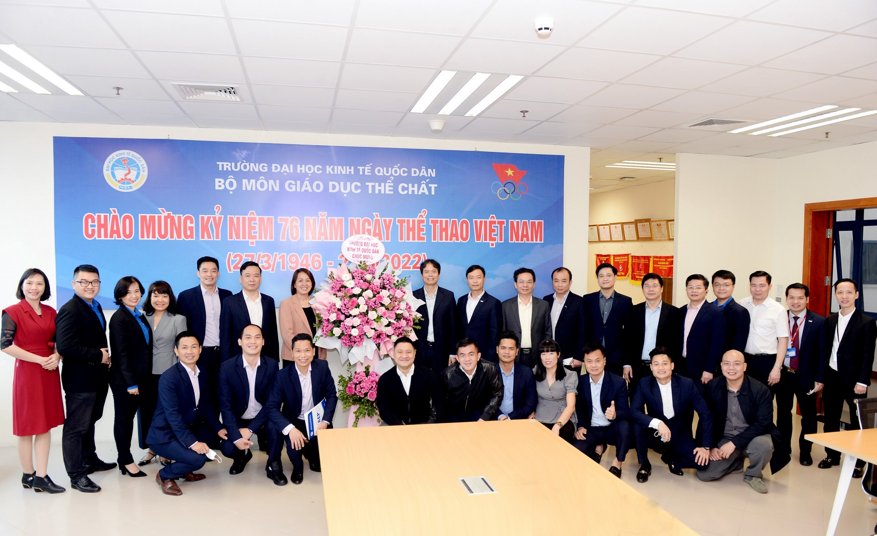 Lãnh đạo Nhà trường tặng hoa và chụp ảnh lưu niệm cùng các cán bộ, giảng viên Bộ môn GDTC 