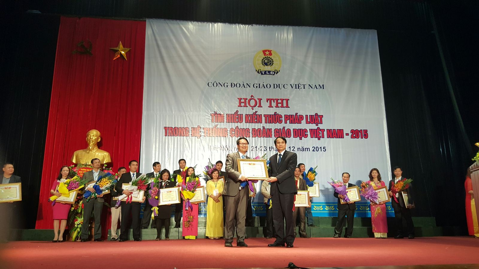 PGS.TS Phạm Mạnh Hùng – Thứ Trưởng Bộ GDĐT trao giải Nhất cho đội thi Trường ĐH Kinh tế Quốc dân