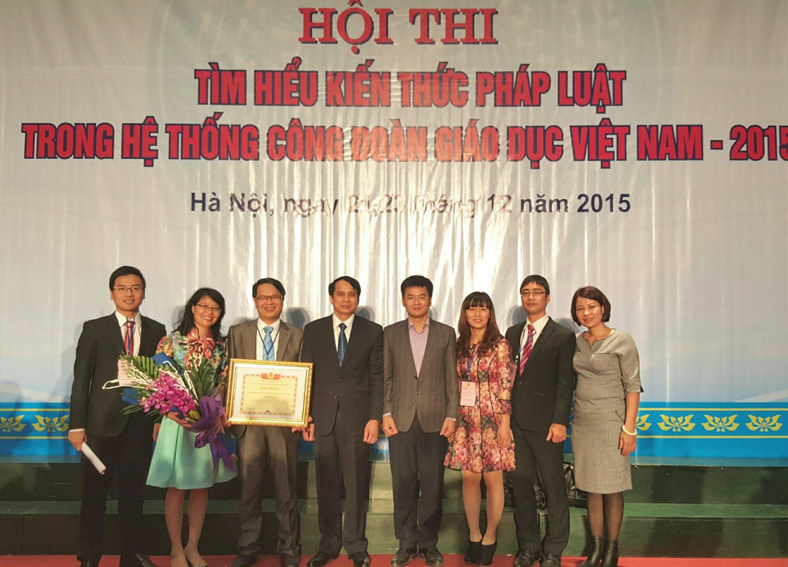 PGS.TS Phạm Mạnh Hùng – Thứ Trưởng Bộ GDĐT trao giải Nhất cho đội thi Trường ĐH Kinh tế Quốc dân 2
