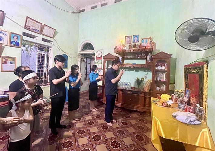  Ông Nguyễn Ngọc Ân thắp hương, kính viếng cô Mai Thị Yến