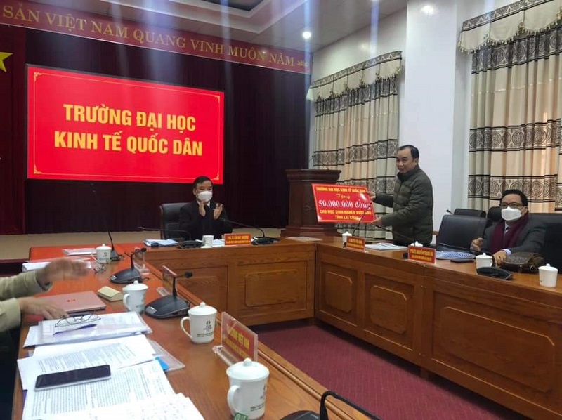 TS. Nguyễn Hữu Đồng - Chủ tịch Công đoàn Trường trao tặng học bổng cho học sinh có hoàn cảnh khó khăn