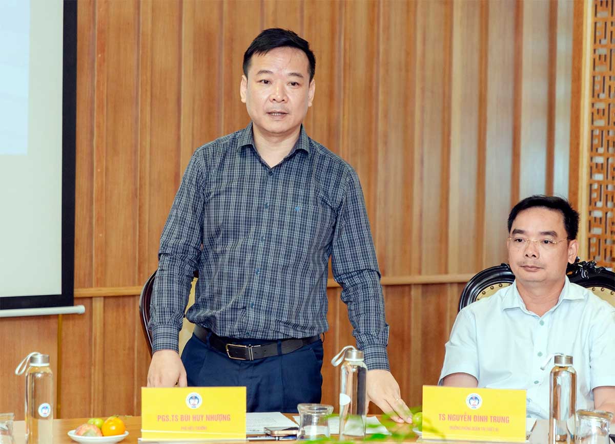  PGS.TS Bùi Huy Nhượng - Phó Hiệu trưởng Trường ĐH KTQD phát biểu