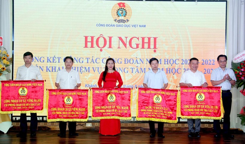 Thứ trưởng Hoàng Minh Sơn (ngoài cùng bên phải) trao cờ thi đua của Tổng LĐLĐ Việt Nam cho tập thể có thành tích xuất sắc năm học 2021- 2022