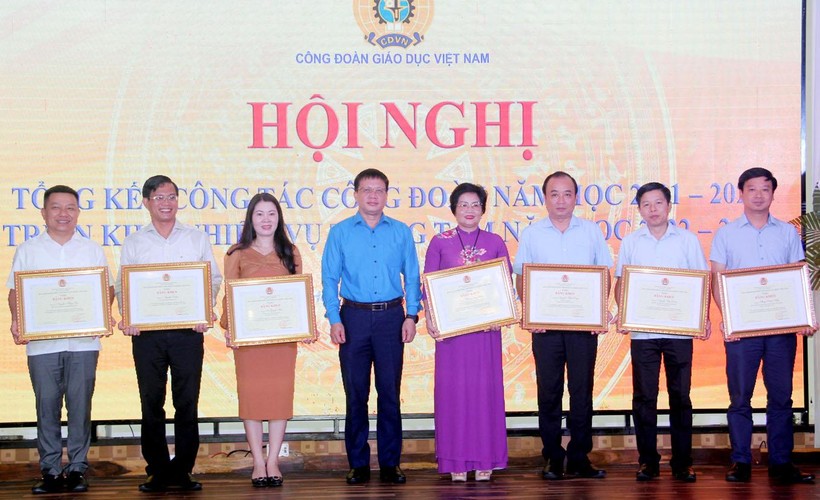 Chủ tịch CĐGD Việt Nam Nguyễn Ngọc Ân (đứng giữa) trao Bằng khen cho các cá nhân