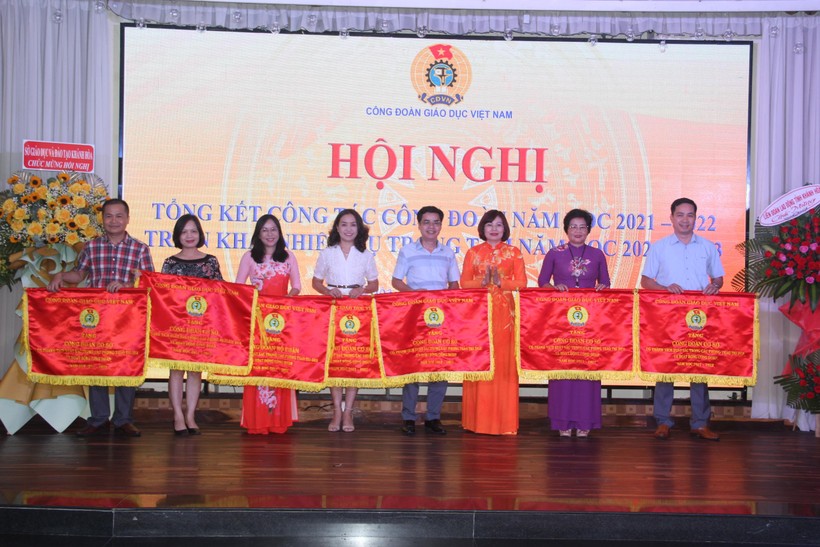 Phó chủ tịch CĐGD Việt Nam Đặng Hoàng Anh trao cờ thi đua của CĐGD Việt Nam cho các tập thể có thành tích xuất sắc trong năm học 2021- 2022