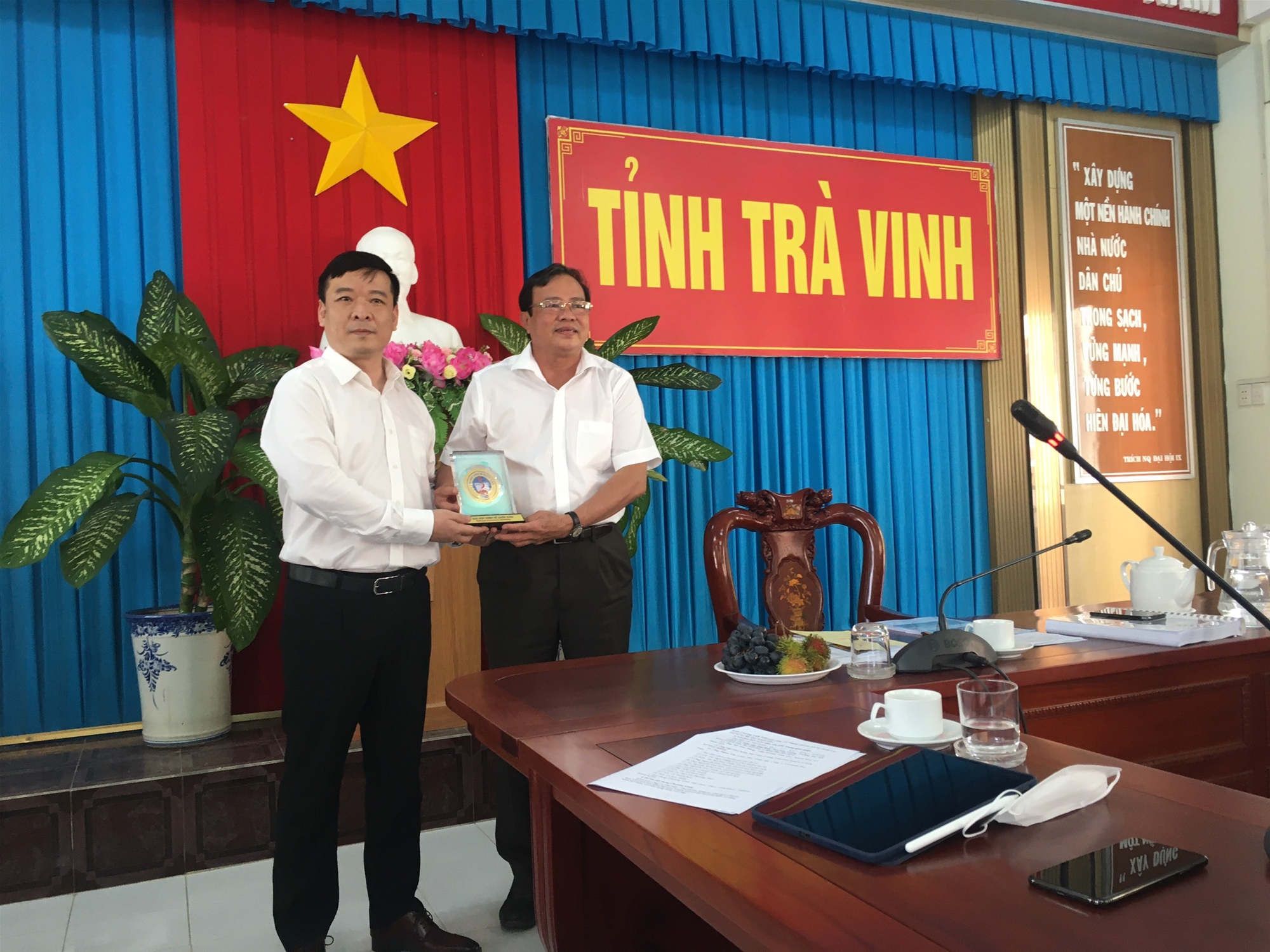 PGS.TS Bùi Huy Nhượng – Phó Hiệu trưởng trao quà lưu niệm của Nhà trường cho Ông Lê Văn Hẳn – Phó Bí thư Tỉnh ủy, Chủ tịch UBND tỉnh Trà Vinh