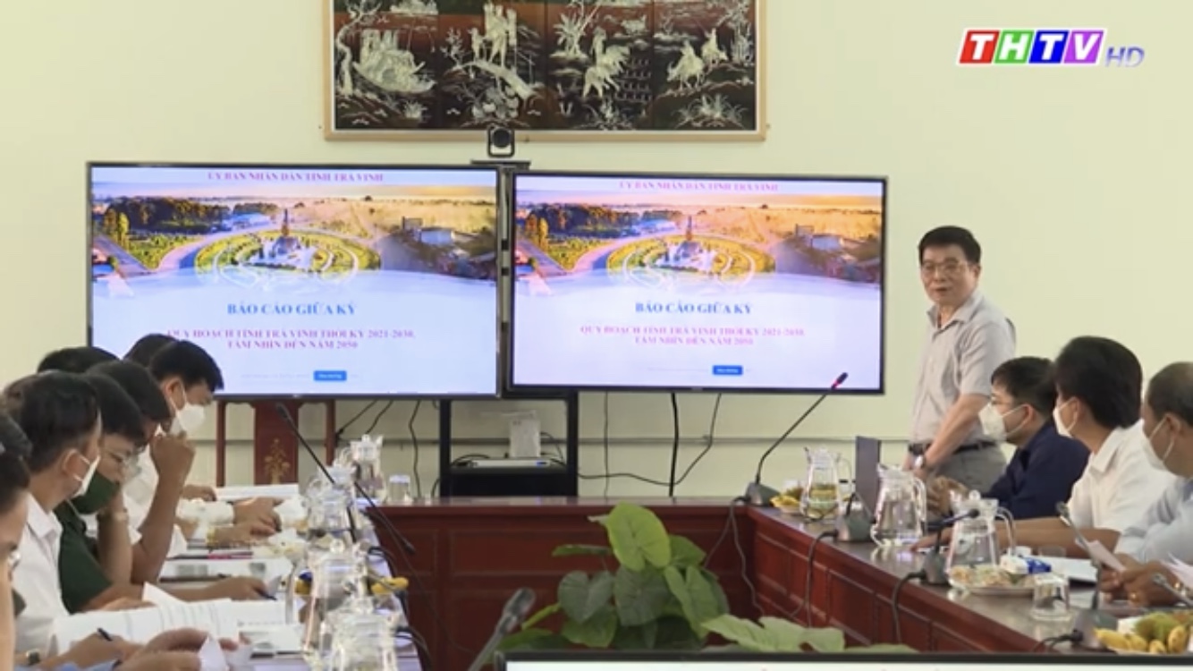 GS.TS Ngô Thắng Lợi – Chủ nhiệm dự án trình bày báo cáo Quy hoạch Trà Vinh thời kỳ 2021 – 2030, tầm nhìn đến năm 2050.